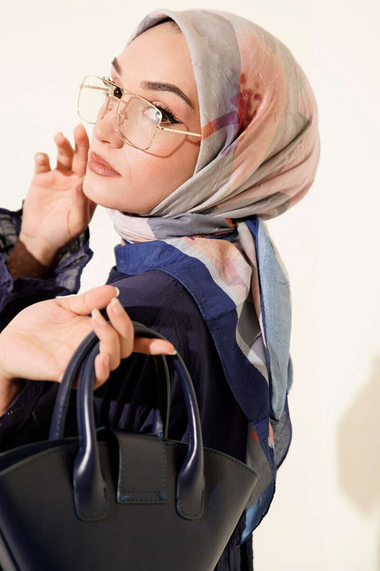 وشاح من الخيزران المخطط والمزهر باللون الأزرق الداكن