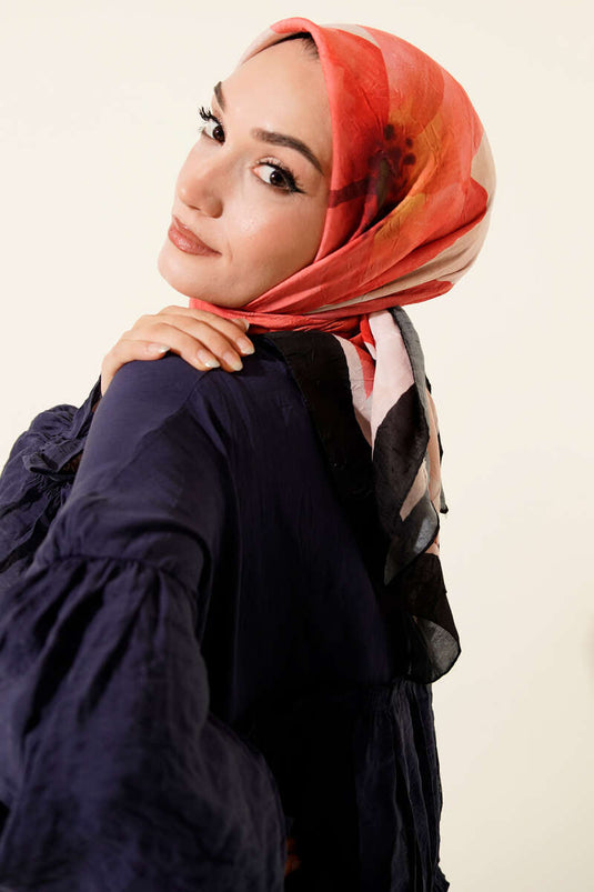 وشاح من الخيزران المخطط والمزين بالزهور، باللونين الأسود والبيج