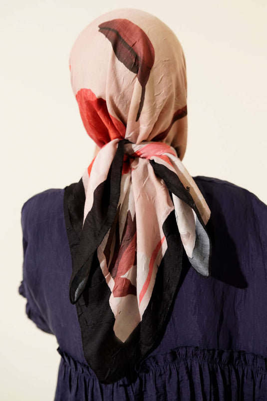 وشاح من الخيزران المخطط والمزين بالزهور، باللونين الأسود والبيج