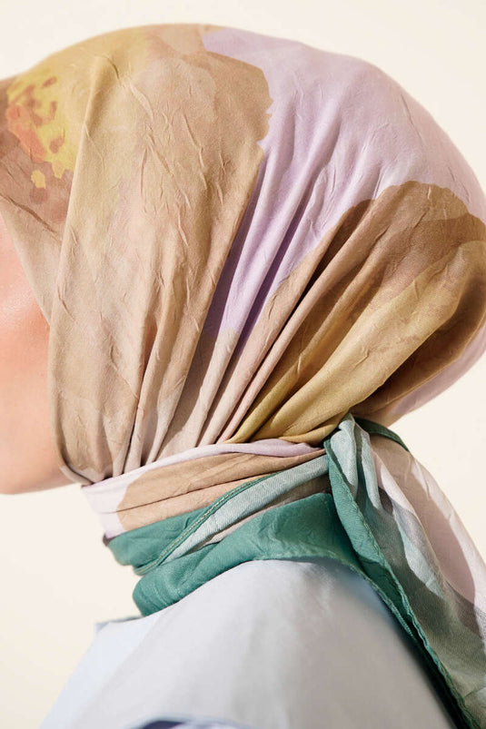 وشاح أخضر بنقشة زهور وخطوط من الخيزران