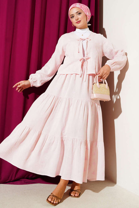 طقم تنورة من قطعتين مطرز بأوراق الزهور باللون الوردي