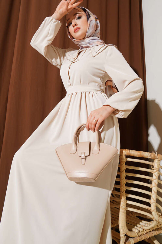 Beige jurk met dubbele Peter Pan-kraag en riem