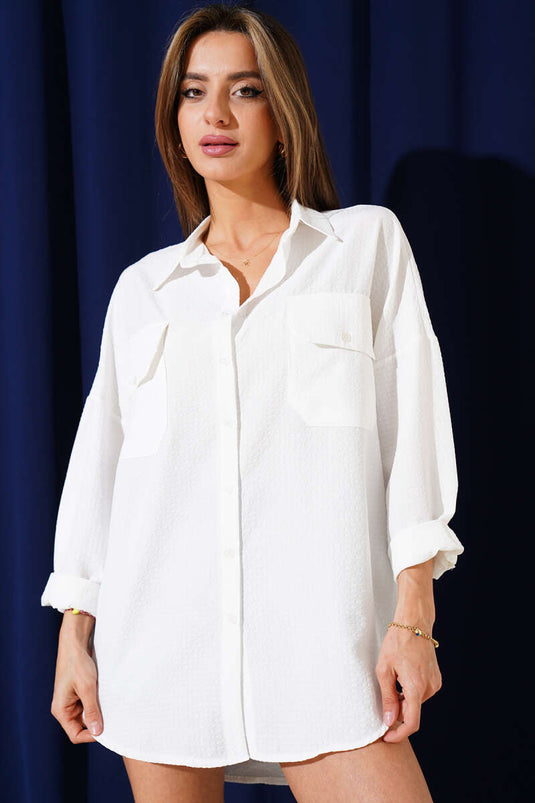 Chemise blanche décontractée en seersucker à double poche rabat.