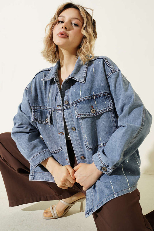 Veste en jean bleu clair avec double poche à rabat et détails en pierre