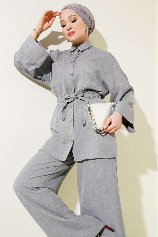 Costume deux pièces gris à double poche et ceinture à nouer