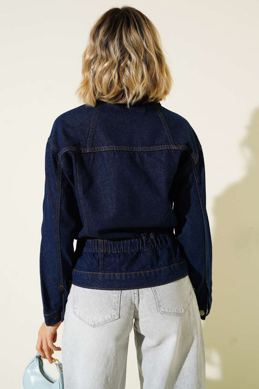 Giacca in denim blu navy con doppie tasche e cintura elastica