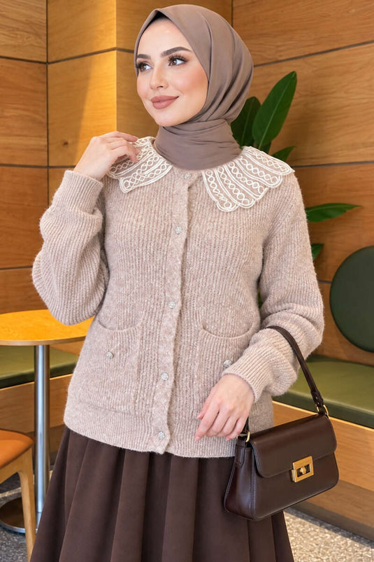 Gilet En Maille Beige À Double Poches Et Col En Dentelle