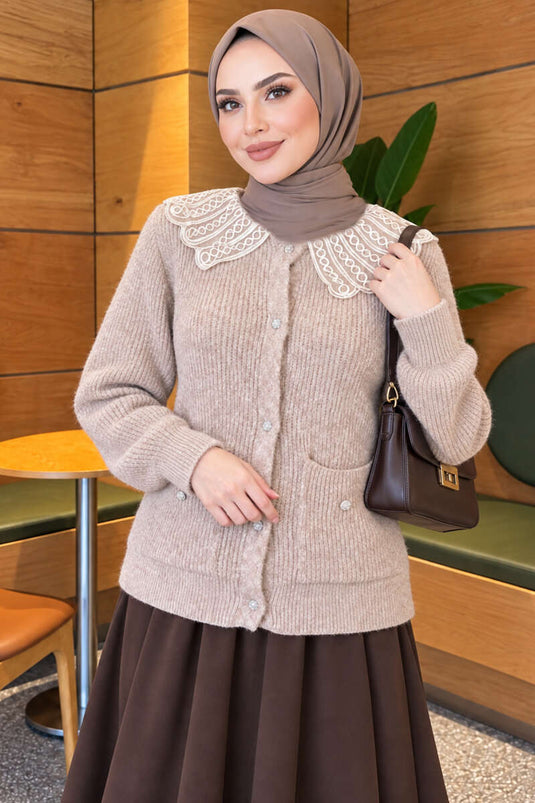 Gilet En Maille Beige À Double Poches Et Col En Dentelle