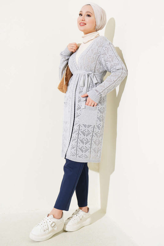 Strickjacke mit perforiertem Gürtel und zwei Taschen in Grau