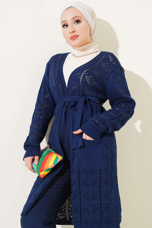 Strickjacke mit perforiertem Gürtel und zwei Taschen in Marineblau