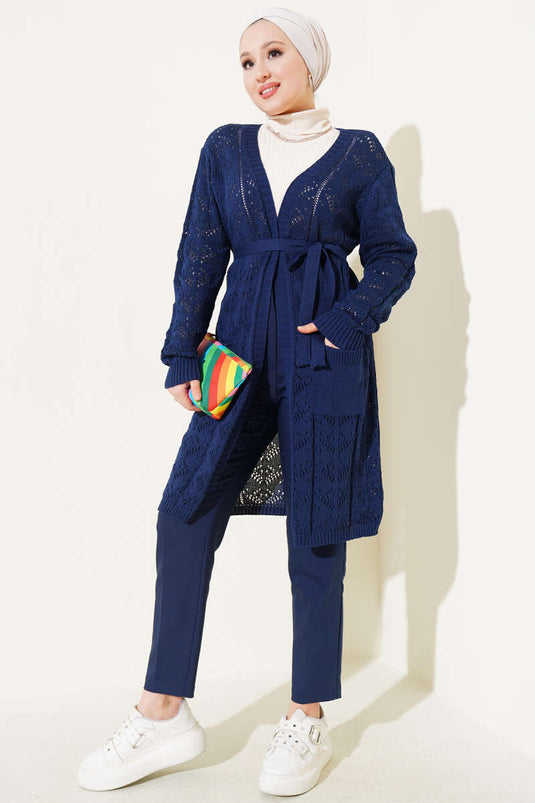 Strickjacke mit perforiertem Gürtel und zwei Taschen in Marineblau