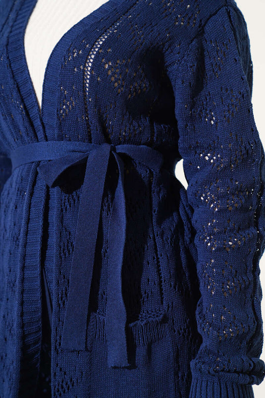 Strickjacke mit perforiertem Gürtel und zwei Taschen in Marineblau