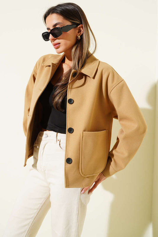 جاكيت قصير من الكشمير بجيوب مزدوجة، لون جملي