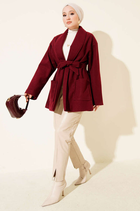 Manteau court à double poche, croisé et ceinturé, bordeaux