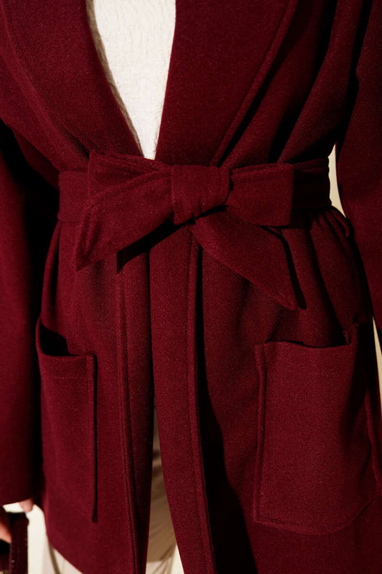 Manteau court à double poche, croisé et ceinturé, bordeaux