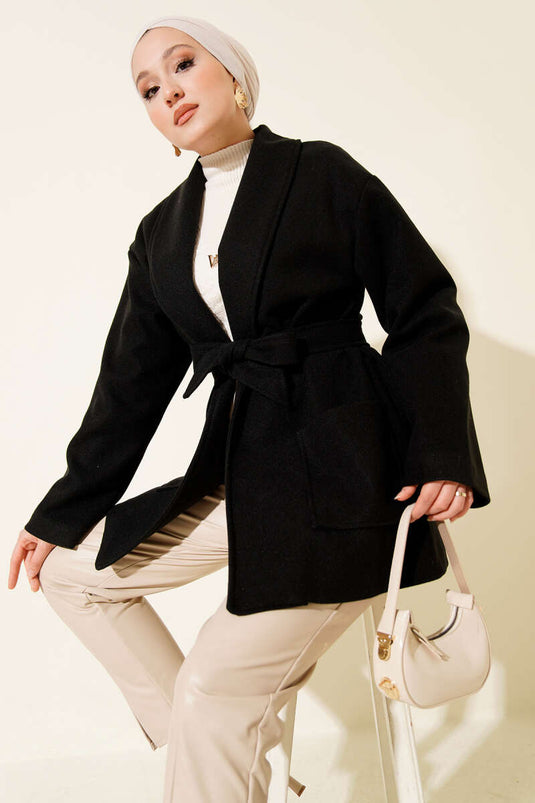 Manteau court noir à double poche et ceinture croisée