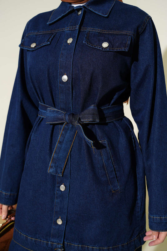 Ensemble deux pièces en jean bleu marine avec ceinture et poches doubles