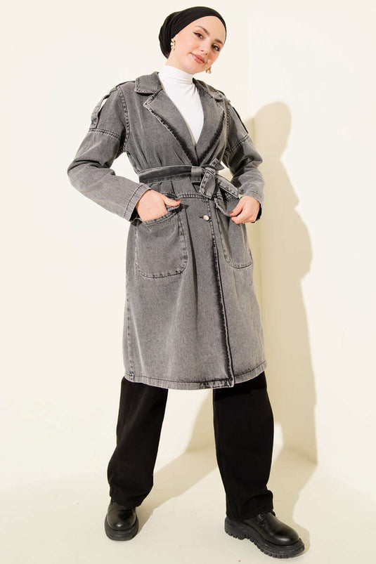 Trench-coat en denim gris foncé à double poche et ceinture,
