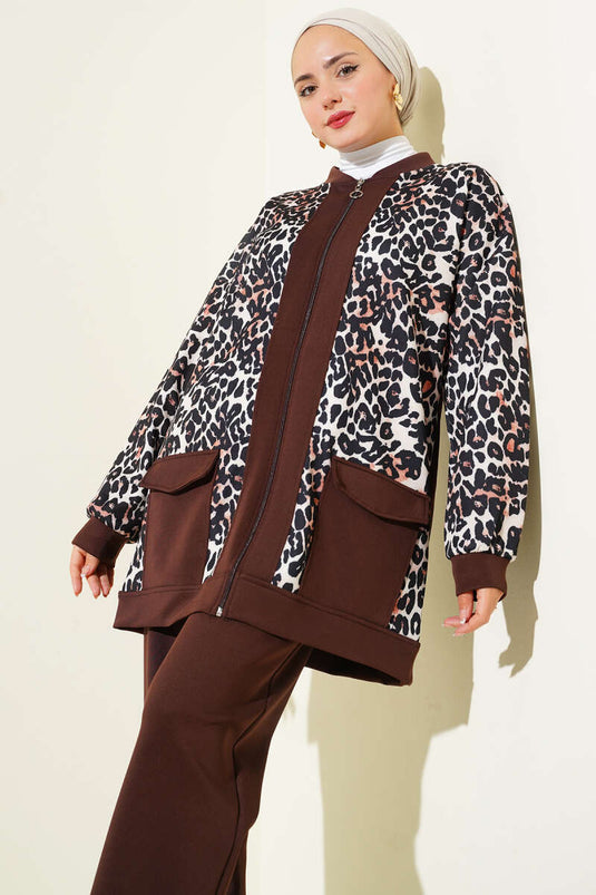 Costume deux pièces marron à double poche et garniture léopard
