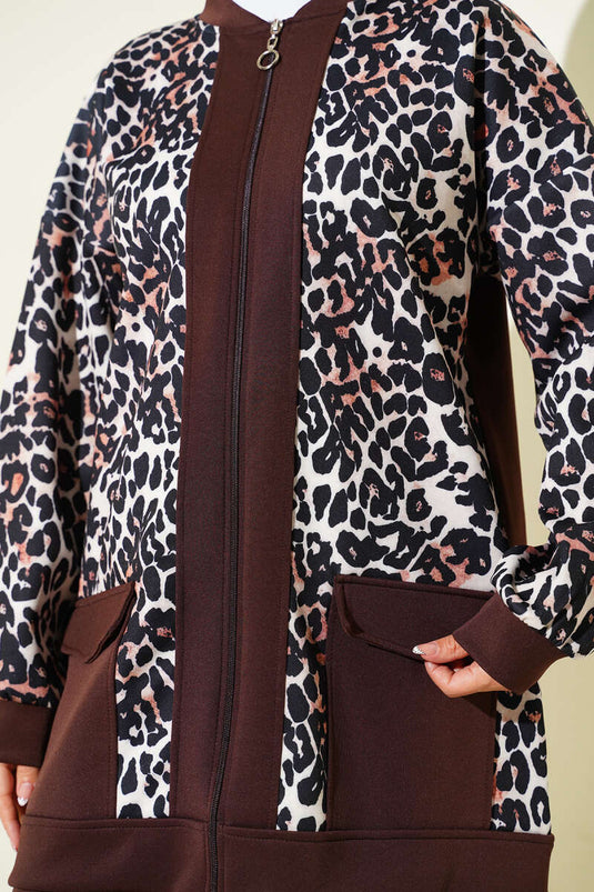 Costume deux pièces marron à double poche et garniture léopard