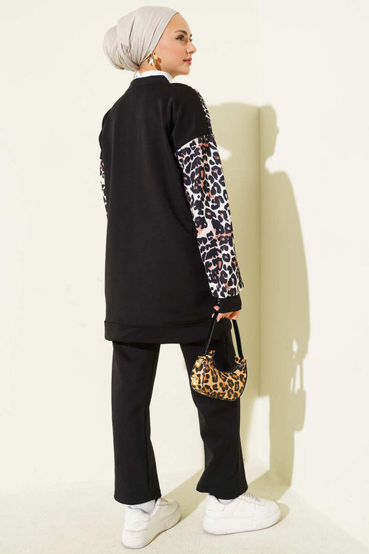 بدلة من قطعتين بطبعة جلد النمر مع جيوب مزدوجة، باللون الأسود