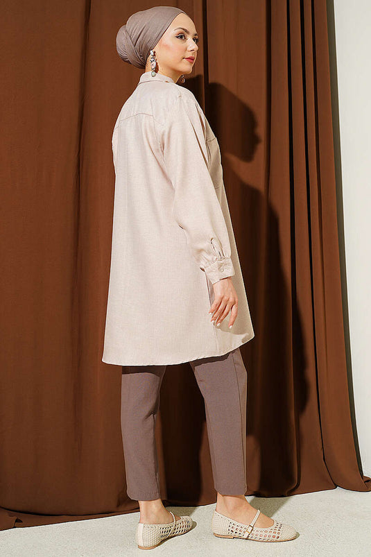 Chemise beige à poches doubles avec collier chaîne