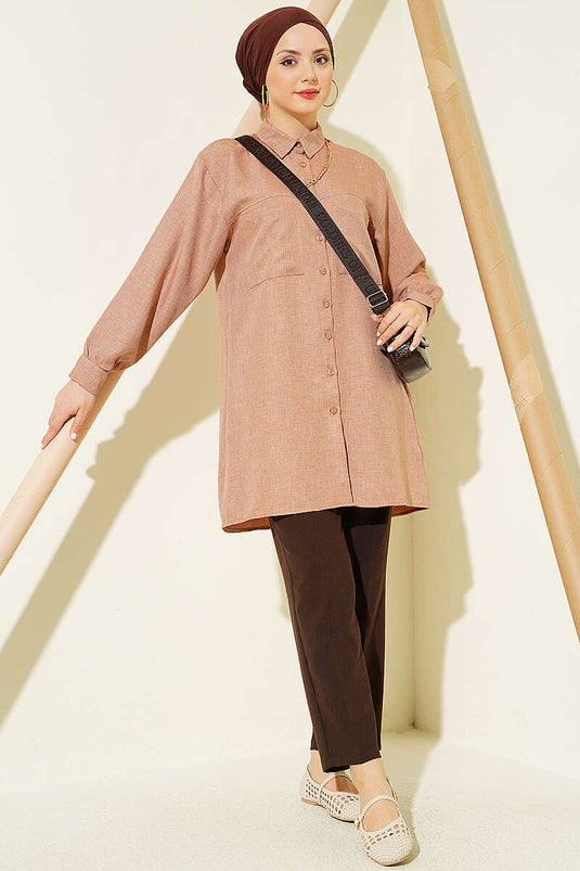 Camicia con doppie tasche e collana a catena, colore latte