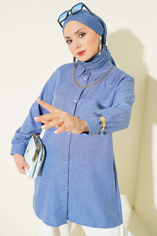 Camicia blu con doppie tasche e collana a catena