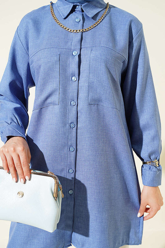 Camicia blu con doppie tasche e collana a catena