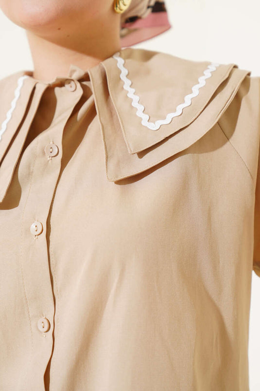 Beige Hemd mit doppeltem Matrosenkragen und Zickzackmuster