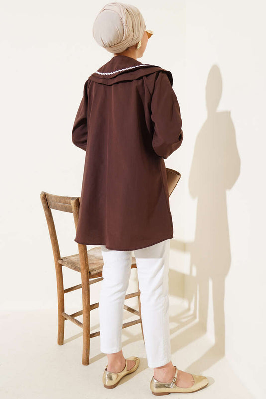 Doppelt marineblaues Hemd mit Zickzackmuster und Kragen, braun