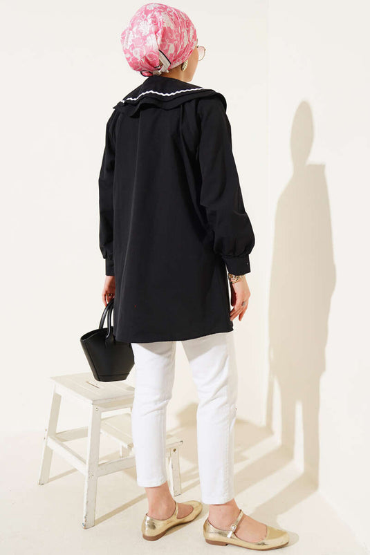 Schwarzes Hemd mit doppeltem marineblauen Kragen und Zickzackmuster