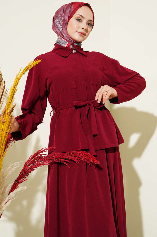 Ensemble bordeaux avec jupe ceinturée et double poitrine à poches