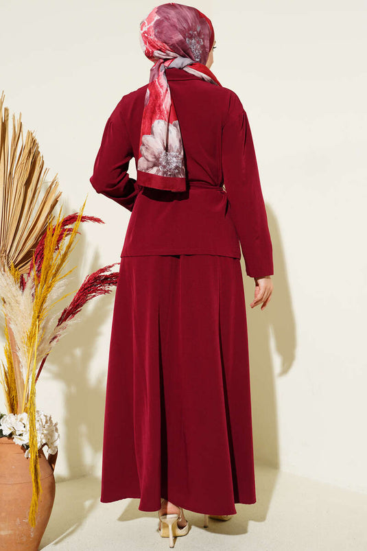 Ensemble bordeaux avec jupe ceinturée et double poitrine à poches