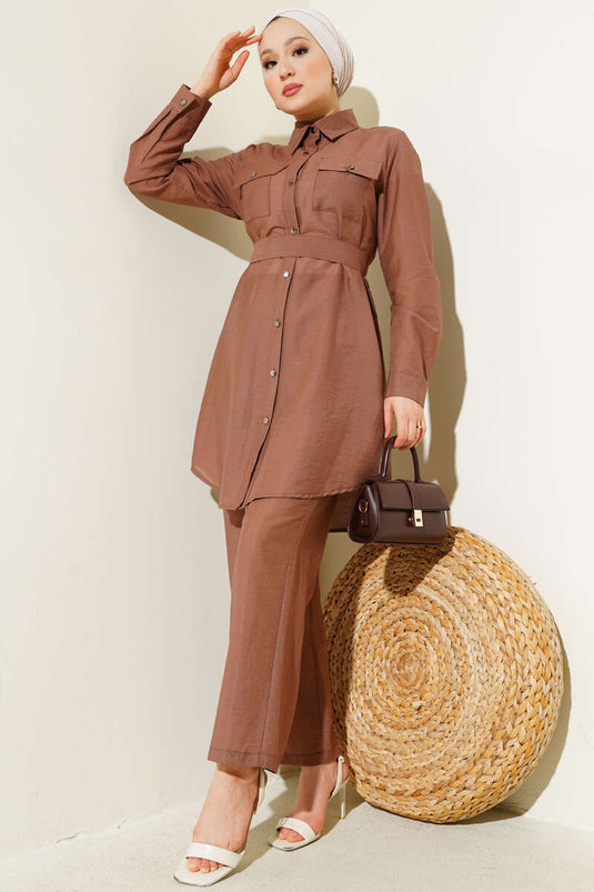 Traje de dos piezas con cinturón y doble bolsillo en el pecho, color marrón