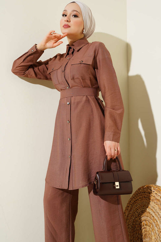 Traje de dos piezas con cinturón y doble bolsillo en el pecho, color marrón