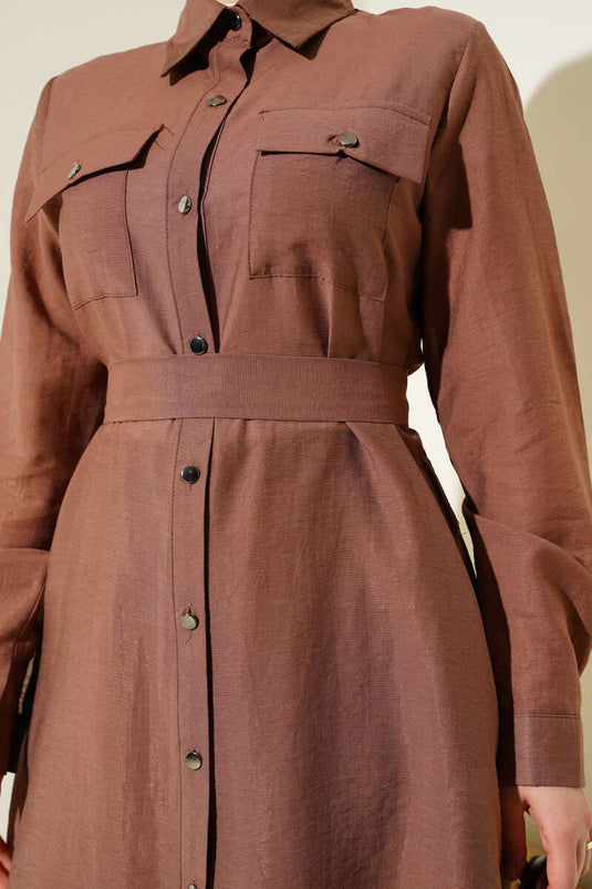 Traje de dos piezas con cinturón y doble bolsillo en el pecho, color marrón