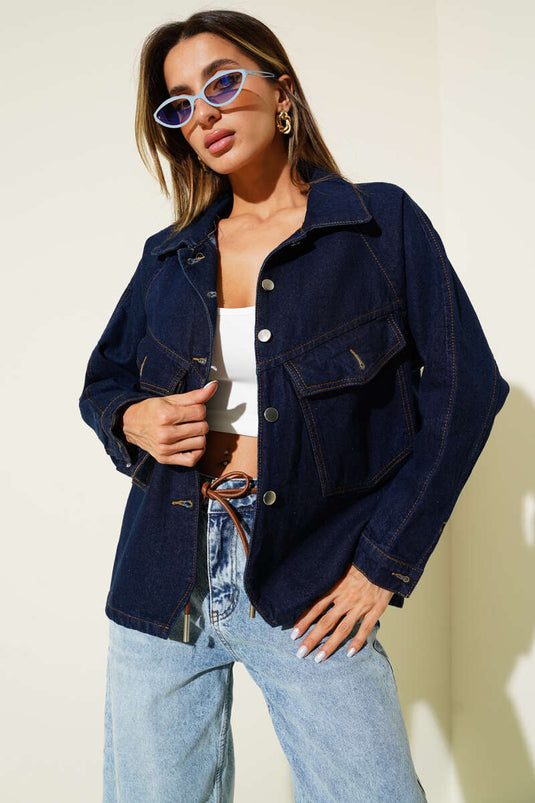 Chaqueta vaquera corta azul marino con bolsillos dobles en el pecho y botones metálicos