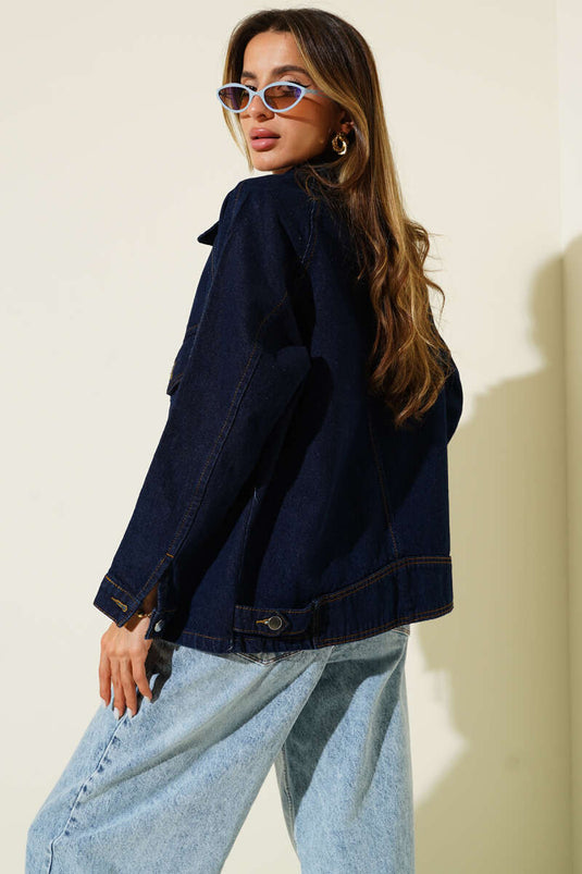 Chaqueta vaquera corta azul marino con bolsillos dobles en el pecho y botones metálicos