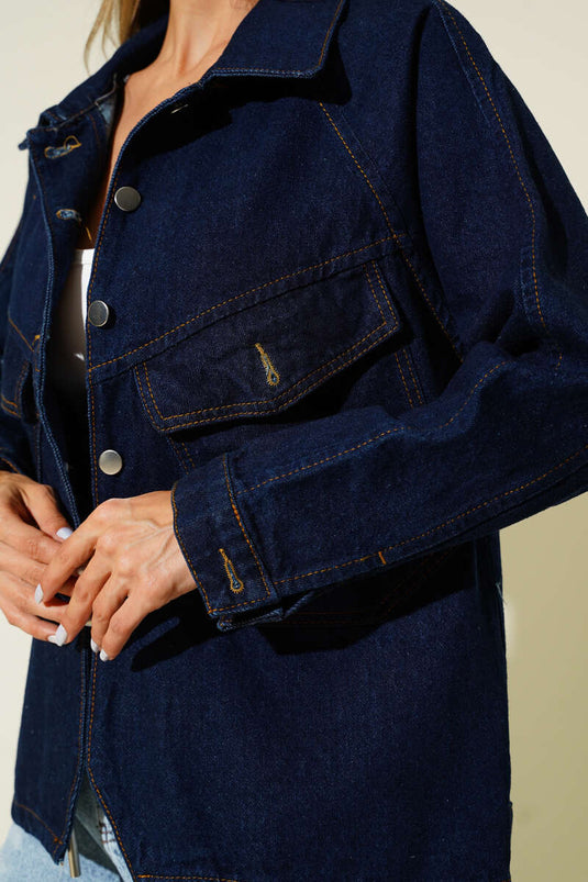 Chaqueta vaquera corta azul marino con bolsillos dobles en el pecho y botones metálicos