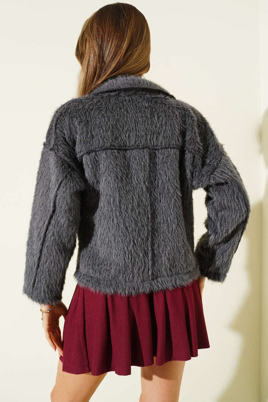 جاكيت قصير بجيوب مزدوجة على الصدر، لون رمادي دخاني، وتصميم ملتحي