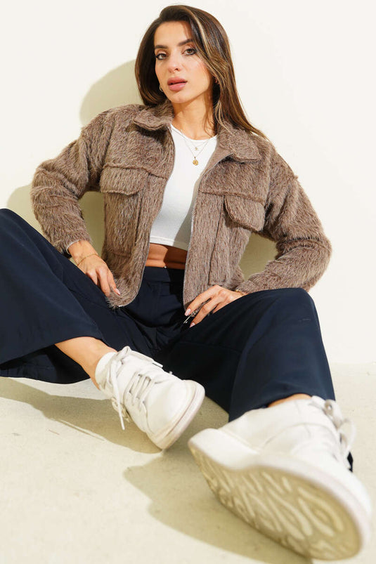 جاكيت قصير بجيوب مزدوجة على الصدر وتصميم ملتحي، لون المنك