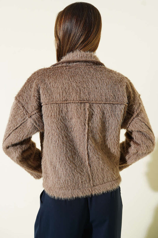 جاكيت قصير بجيوب مزدوجة على الصدر وتصميم ملتحي، لون المنك