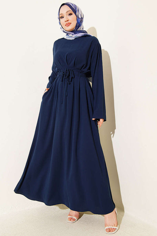 Kleid mit doppeltem Gürtel und Abnähern, Marineblau