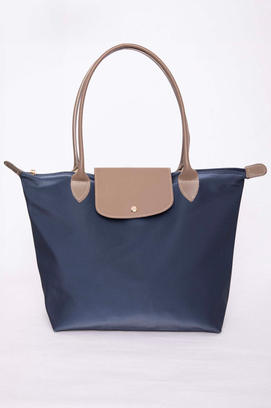 Zweifarbige Hand- und Schultertasche mit Lederdeckel in Marineblau