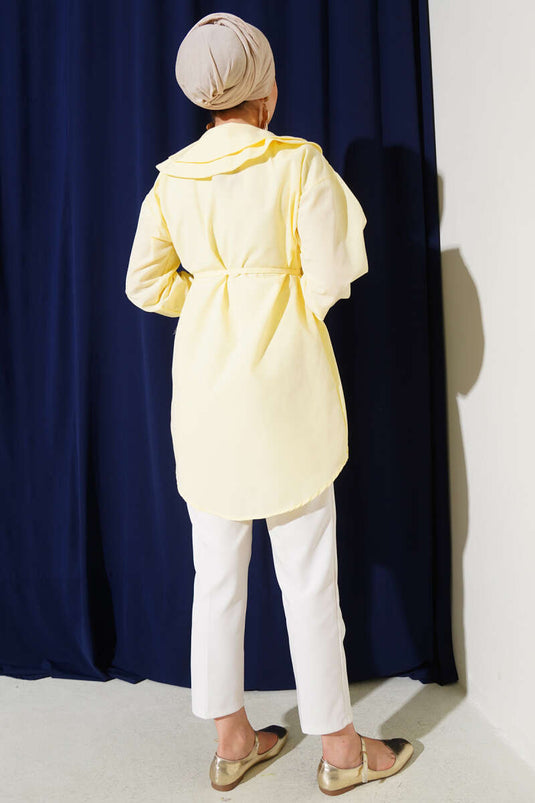 Camisa amarilla con cinturón y cuello doble