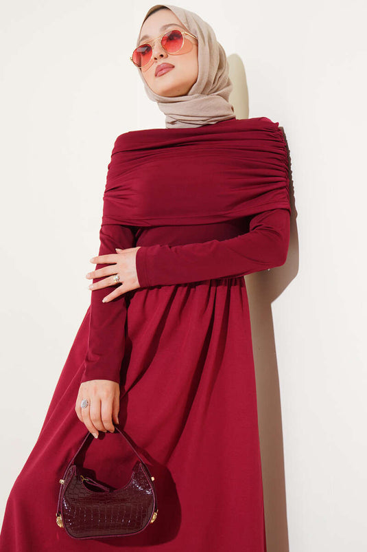 Robe rouge bordeaux à garnitures détaillées et froncées amovibles