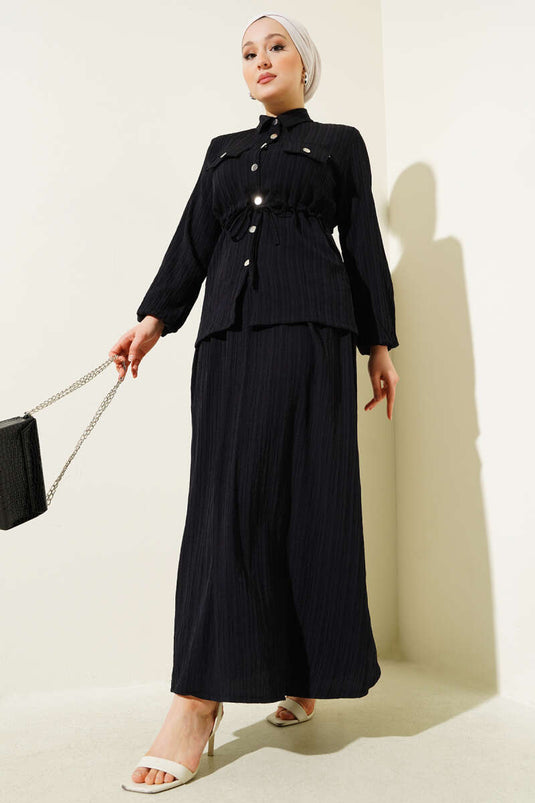 بدلة سوداء من قطعتين مع تنورة وأزرار كبس على الخصر