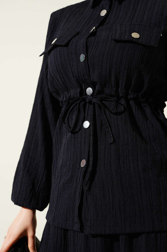 بدلة سوداء من قطعتين مع تنورة وأزرار كبس على الخصر