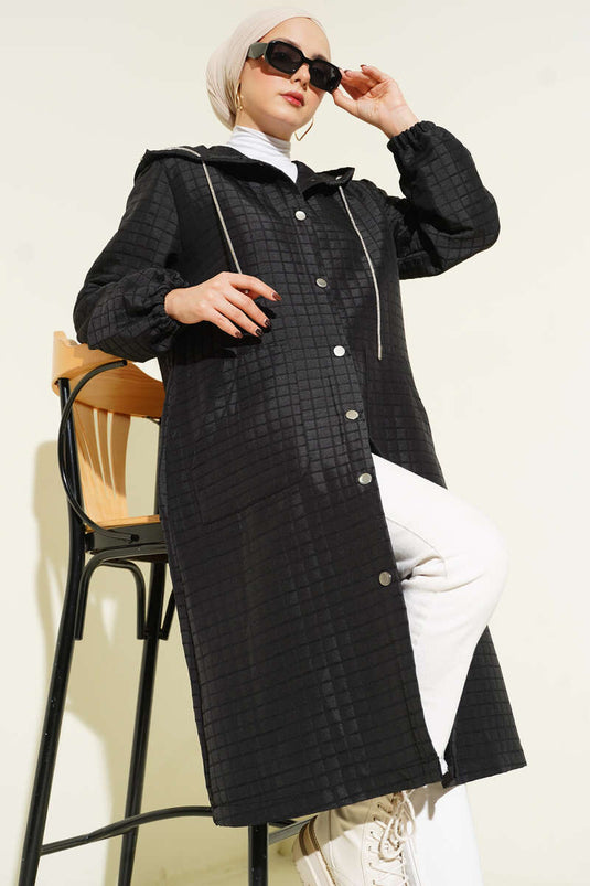 Schwarzer, gesteppter Kapuzenmantel mit Druckknöpfen